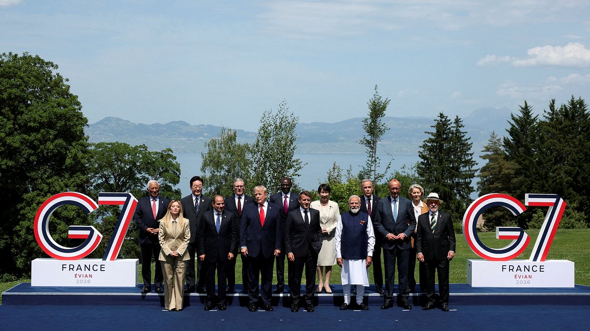 U.S. President Donald Trump, French President Emmanuel Macron, Canadian Prime Minister Mark Carney, Italian Prime Minister Giorgia Meloni, Japanese Prime Minister Sanae Takaichi, European Commission President Ursula von der Leyen, European Council President Antonio Costa, German Chancellor Friedrich Merz, Egyptian President Abdel Fattah al-Sisi, South Korea's President Lee Jae Myung, India's Prime Minister Narendra Modi, Brazilian President Luiz Inacio Lula da Silva, Kenya's President William Ruto and British Prime Minister Keir Starmer pose for a family photo during the G7 summit, in Evian-les-Bains, France, June 16, 2026. 