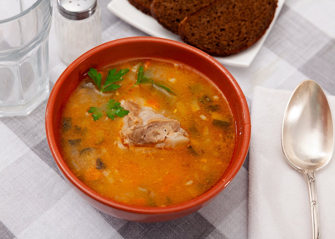 Рассольник из свинины с рисом
