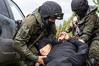 ФСБ задержала петербургского миллиардера Трабера по делу о расправе над депутатом. Что известно о его связях с главными ОПГ 1990-х?