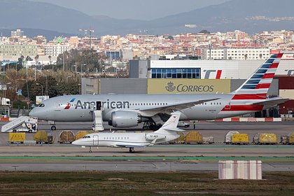 Пилоты пассажирского самолета застряли в кабине и задержали вылет в США