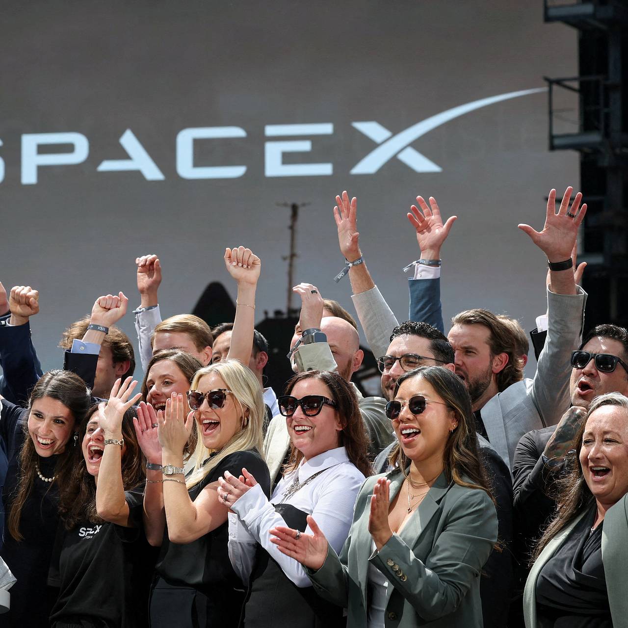 Акции резко подорожавшей SpaceX стали дешеветь