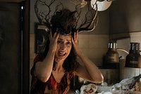 Сериал «Бухта вдов» — самый неожиданный хит сезона. За что этот необычный хоррор о проклятом острове полюбили зрители всего мира?