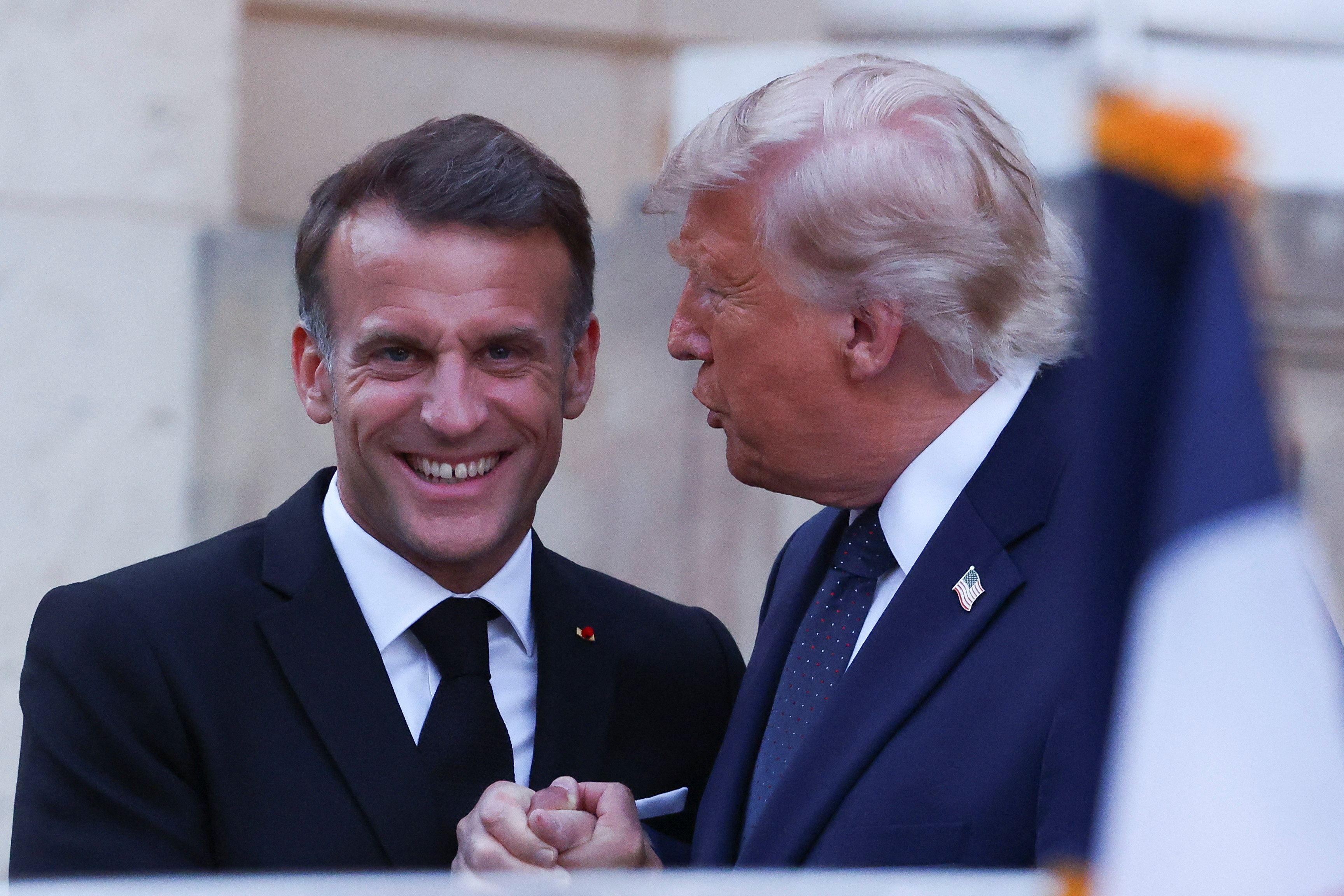 Трамп&nbsp; и Макрон поборолись на руках