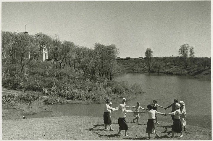 Дети водят хоровод у пруда, 21 июня 1941 года