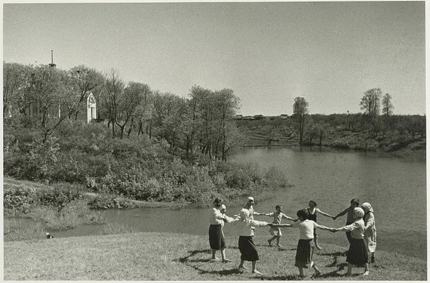 Дети водят хоровод у пруда, 21 июня 1941 года.