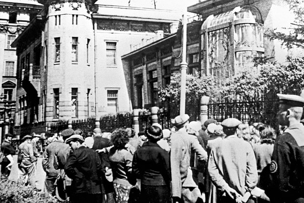 Трудящиеся Ленинграда слушают сообщение о нападении фашистской Германии на Советский Союз.