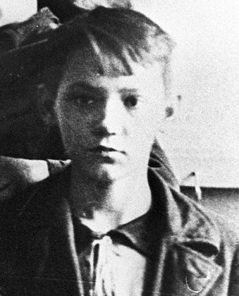 Юра Рябинкин, оставивший дневник о своей жизни во время блокады в Ленинграде и умерший от голода в январе 1942 года. Довоенная фотография из издания «Блокадная книга» Алеся Адамовича и Даниила Гранина.