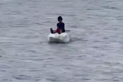 11-летний школьник вместо уроков уплыл в море на куске пенопласта