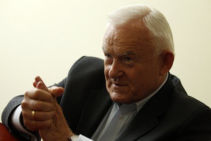Экс-премьер Польши призвал Украину вернуть оружие вместо орденов