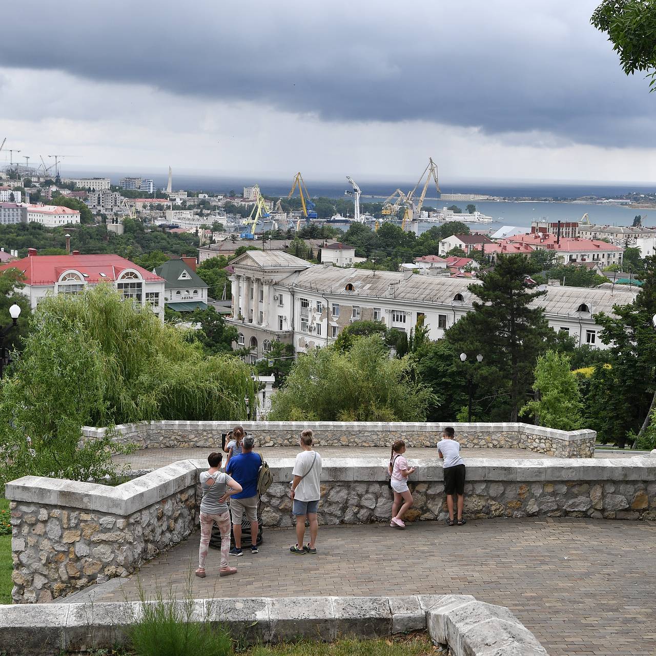 В Севастополе на фоне воздушных атак ВСУ отменили продажу топлива. Губернатор призывает снизить потребление электроэнергии