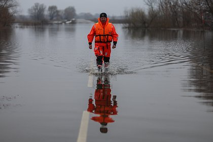 Реки вышли из берегов и затопили дома и дороги российского региона