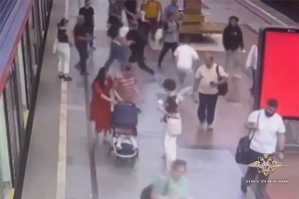 Драка в московском метро попала на видео