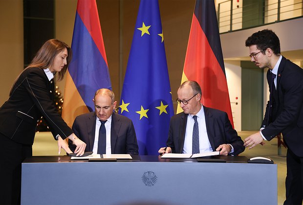 Премьер-министр Армении Никол Пашинян и канцлер Германии Фридрих Мерц подписывают декларацию.