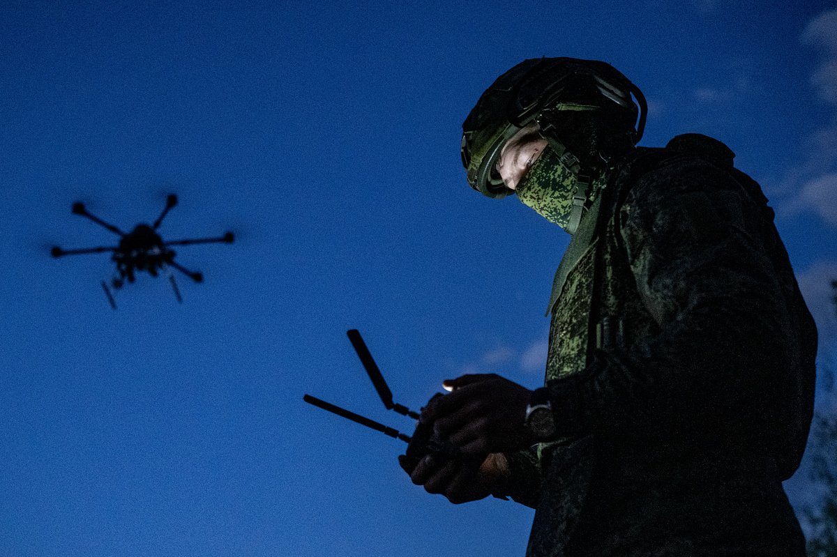 Военнослужащий 59-го танкового полка с трофейным тяжелым украинским БПЛА «Вампир», окрестности Красного Лимана, Донецкая Народная Республика (ДНР), Россия