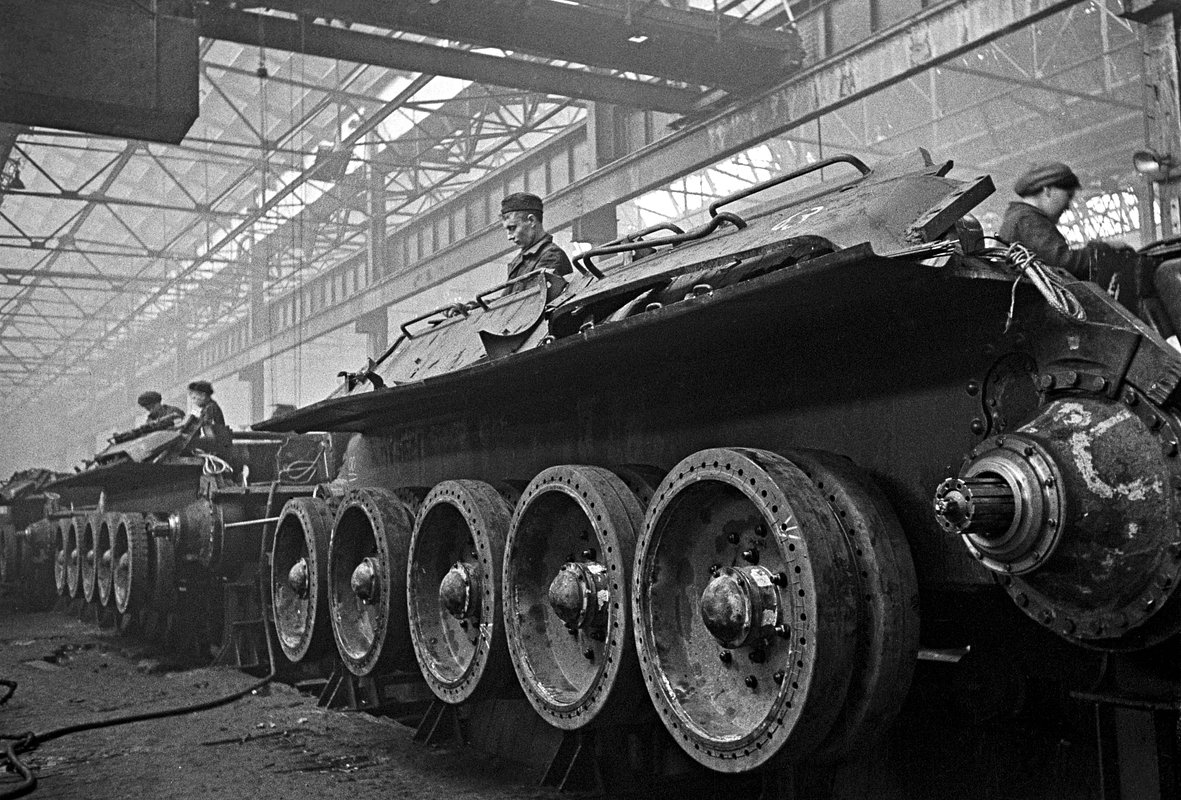 Конвейерная сборка танков Т-34 на Уральском танковом заводе