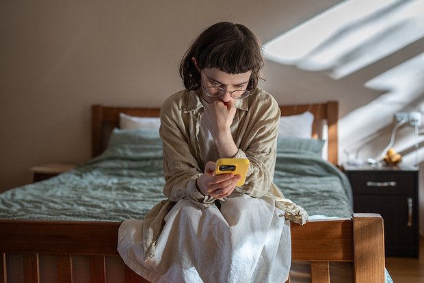 The pursuit of easy dopamine depletes the reward system, making ordinary life tasteless. Photo: DimaBerlin / Shutterstock / Fotodom