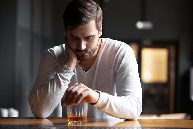 Feeling unwell after alcohol is poisoning, not a dopamine pit. Photo: fizkes / Shutterstock / Fotodom