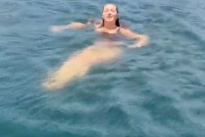 Блогер бросил модель в воду как приманку для акул