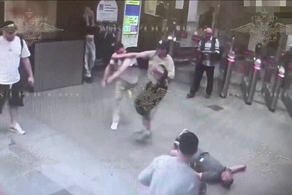 Нокаут пассажира в московском метро попал на видео