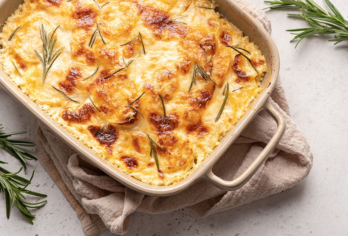 Картофельный гратен с луком, яйцами и ветчиной