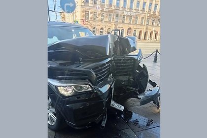 В здание в центре Петербурга въехала машина