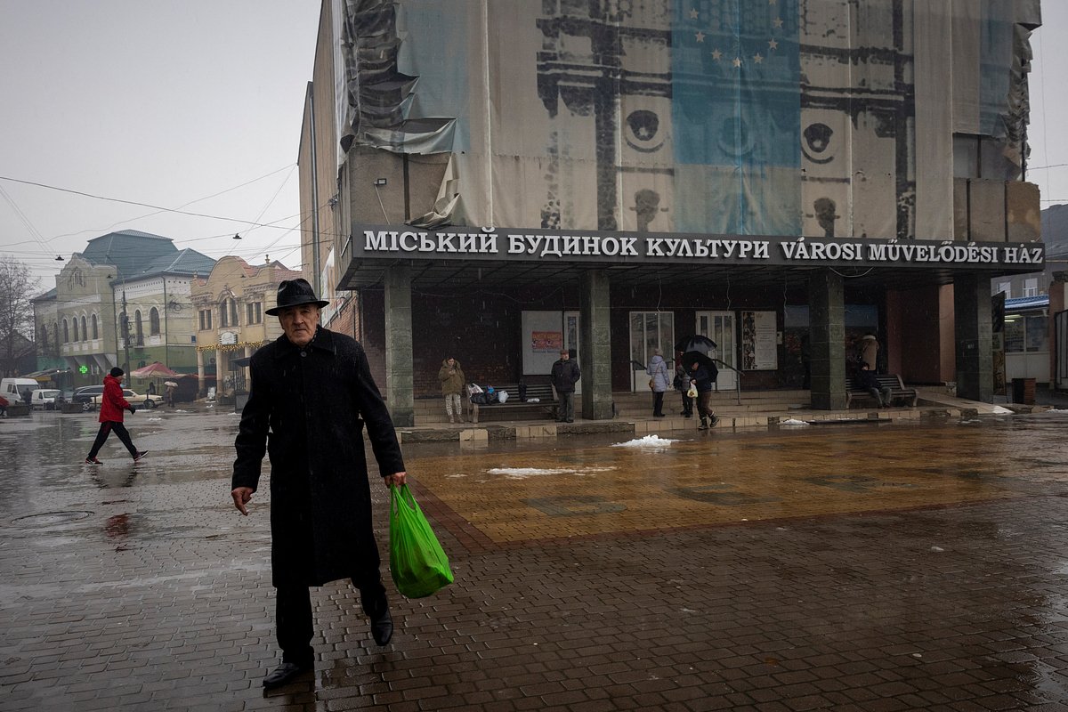 Улицы Берегово, Закарпатская область, Украина, 1 декабря 2023 года