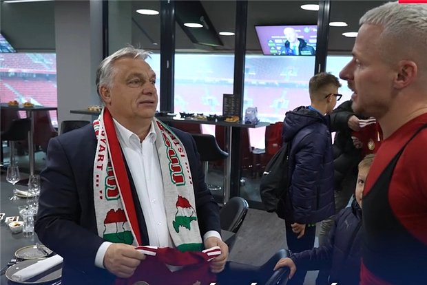 Премьер-министр Венгрии Виктор Орбан в шарфе с изображением Великой Венгрии, 21 ноября 2022 года