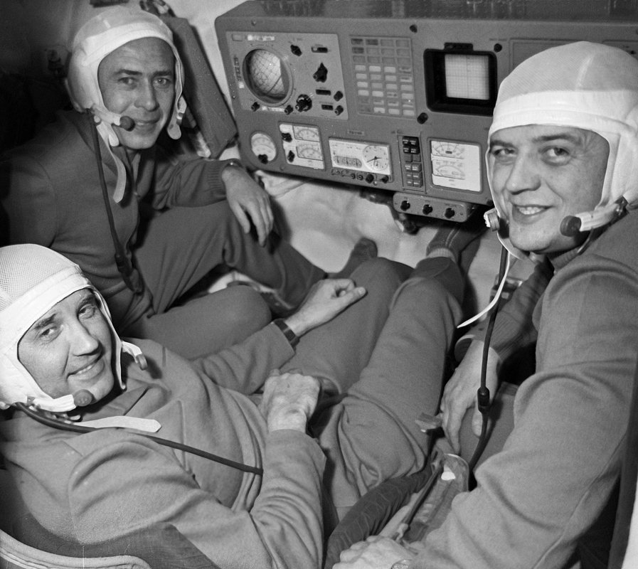 Экипаж космического корабля «Союз-11» в кабине корабля-тренажера при подготовке к полету: инженер-исследователь Виктор Пацаев, командир корабля Георгий Добровольский, бортинженер Владислав Волков