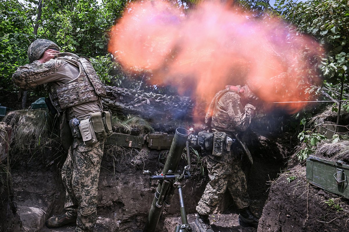 Боевая подготовка минометного расчета группировки войск «Центр», Днепропетровская область, Украина