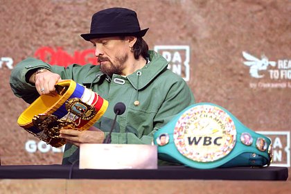 Усик объяснил отказ от чемпионских поясов