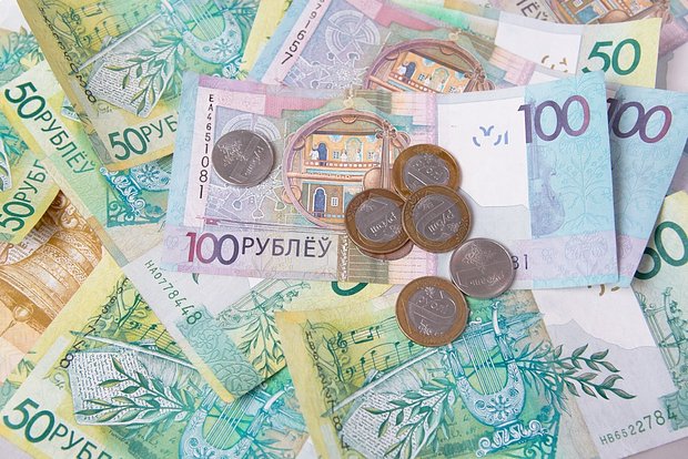 В Белоруссии в ходу купюры и монеты, один белорусский рубль равен примерно 27 российским