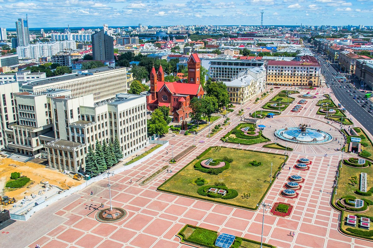 Здание Белого Правительства и памятник Ленину в центре Минска