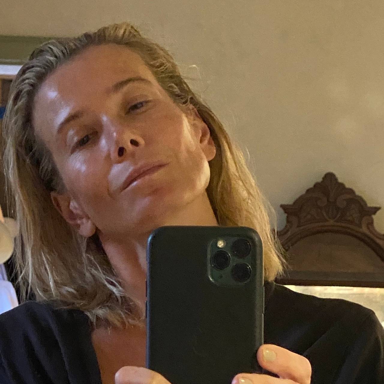 52-летняя Юлия Высоцкая показала лицо без макияжа