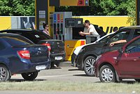 «Запасы есть. Не бесконечные». В регионах России вводят новые схемы продажи бензина. Как они работают?