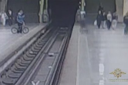 Опасный трюк на велосипеде в московском метро попал на видео
