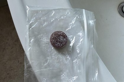 Женщина нашла в вещах сына перед стиркой странный предмет в пакете и запаниковала