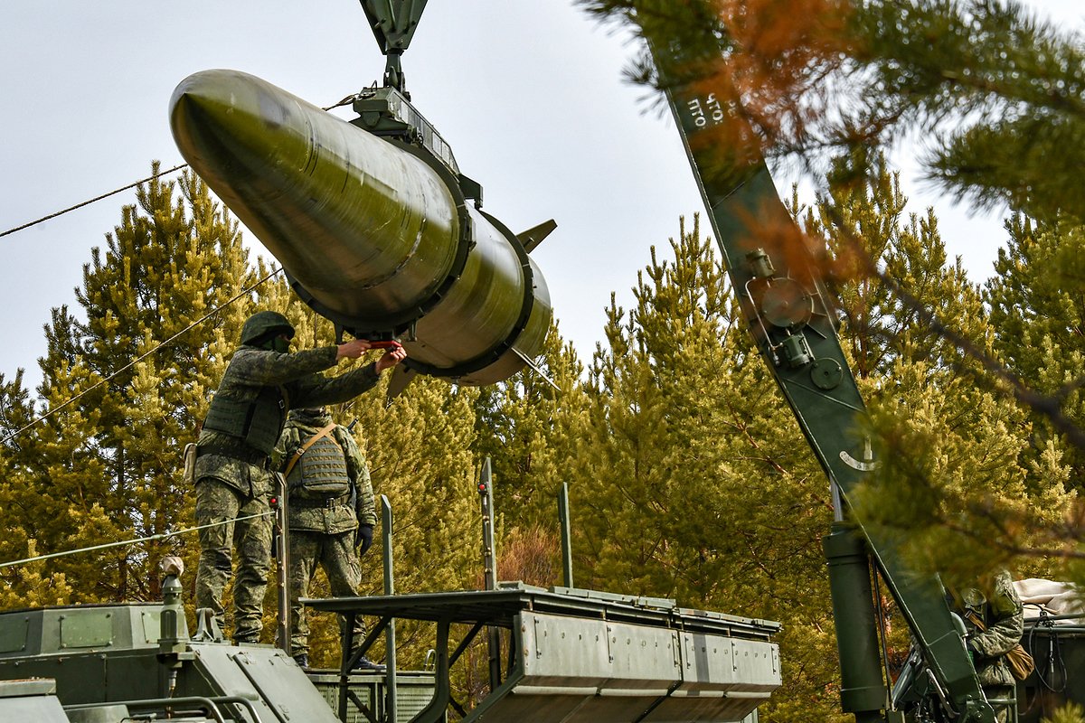 Россия. Забайкальский край. Военнослужащие ракетного соединения общевойсковой армии Восточного военного округа и оперативно-тактический ракетный комплекс «Искандер-М» во время боевых учений по управлению ракетными ударами