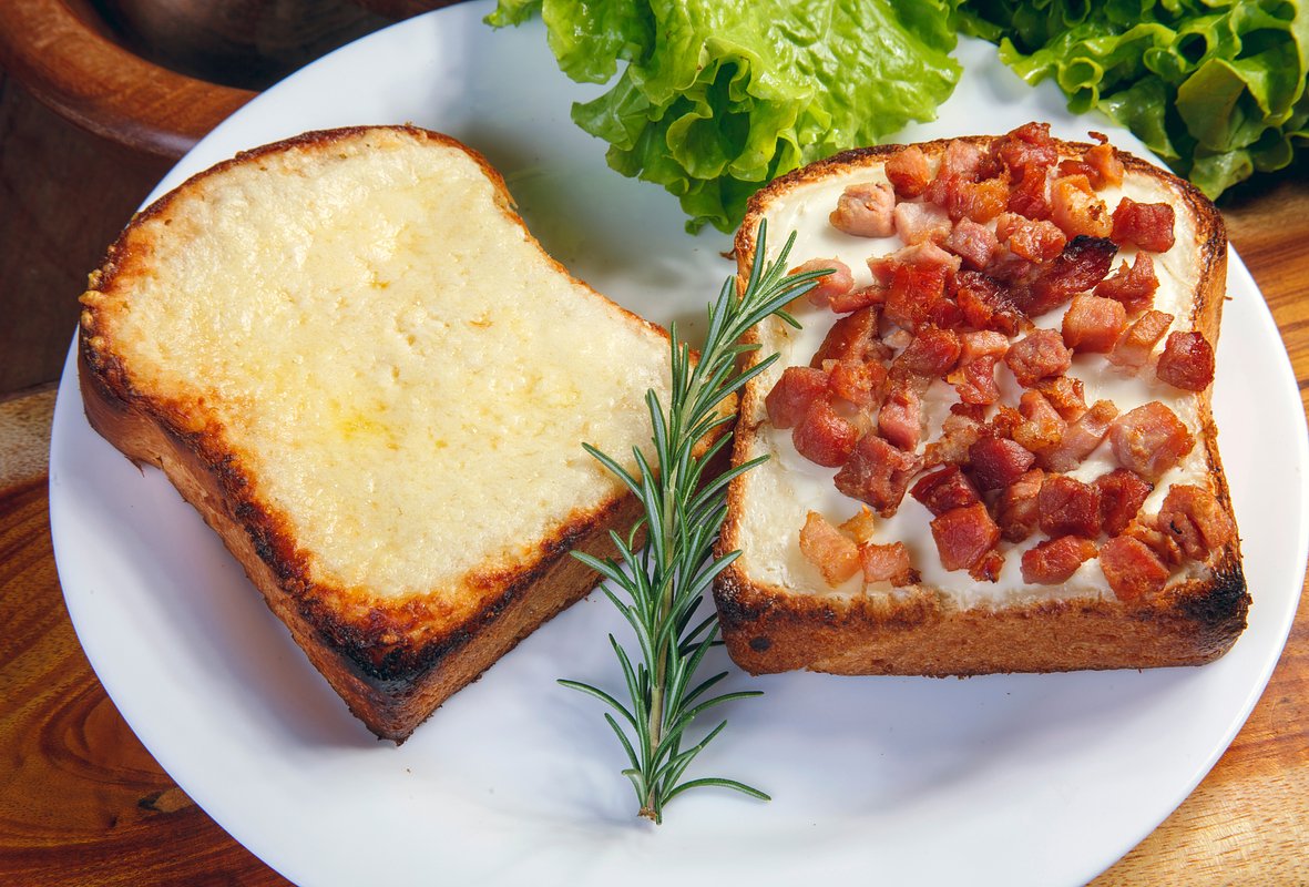 Toast with egg and sausages Photo: rocharibeiro / Shutterstock / Fotodom