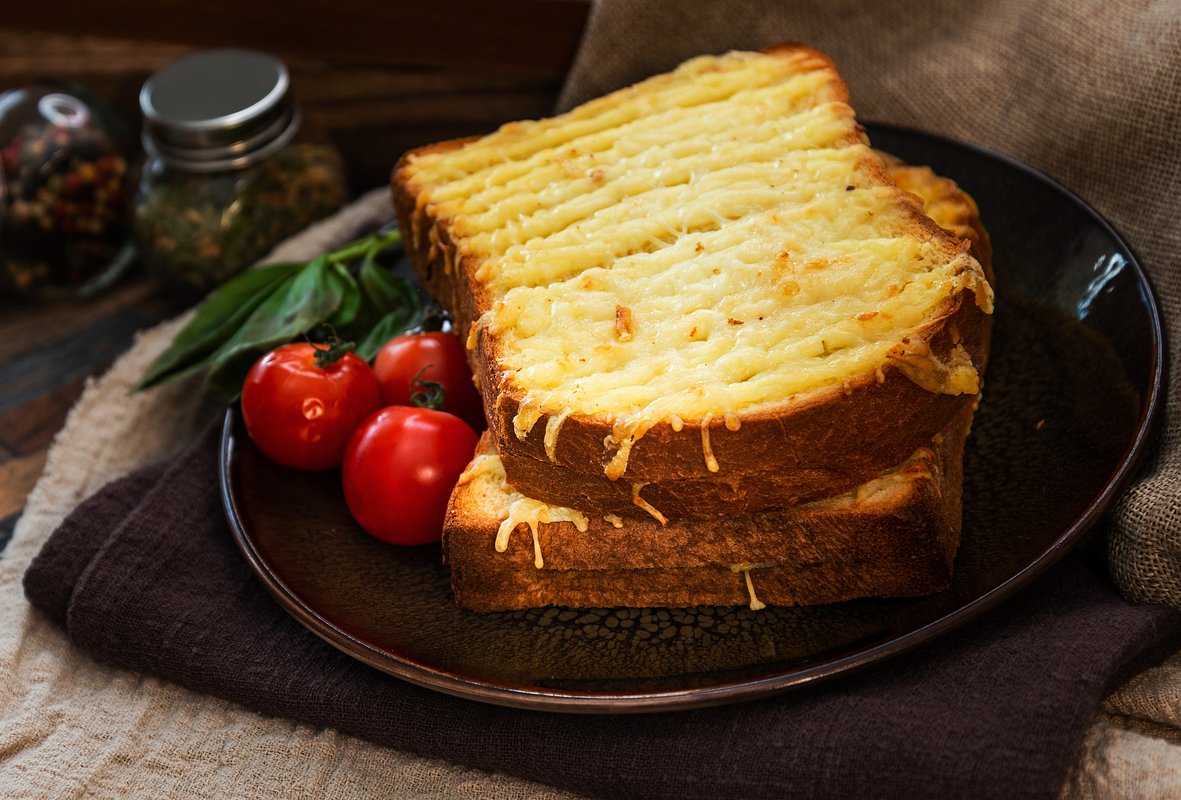 Toast with egg, cheese and sour cream Photo: ilolab / Shutterstock / Fotodom