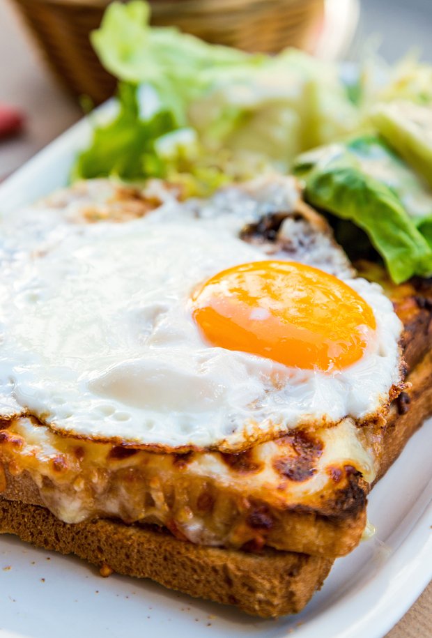Toast with bryndza cheese and egg Photo: ilolab / Shutterstock / Fotodom