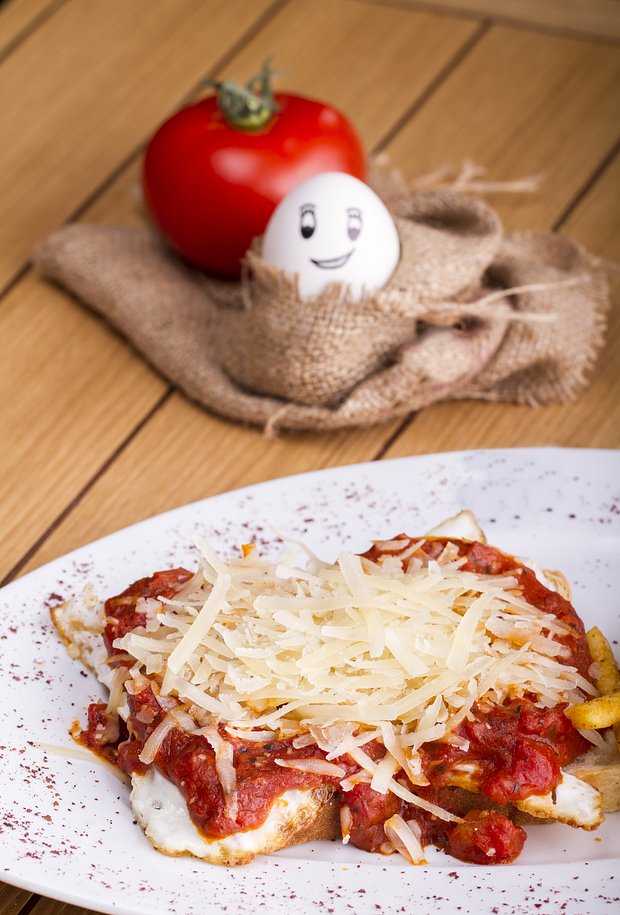 Toast with cheese, egg and tomato paste Photo: Nadir Keklik / Shutterstock / Fotodom