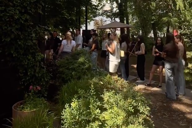 Длинную очередь за печеньем по 490 рублей в Москве сняли на видео