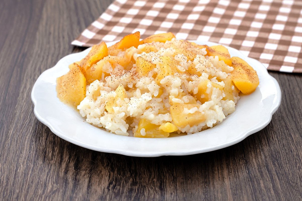 Молочная рисовая каша с яблоками