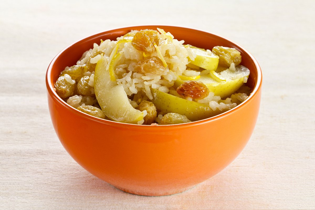 Рисовая каша с яблоками, изюмом и корицей