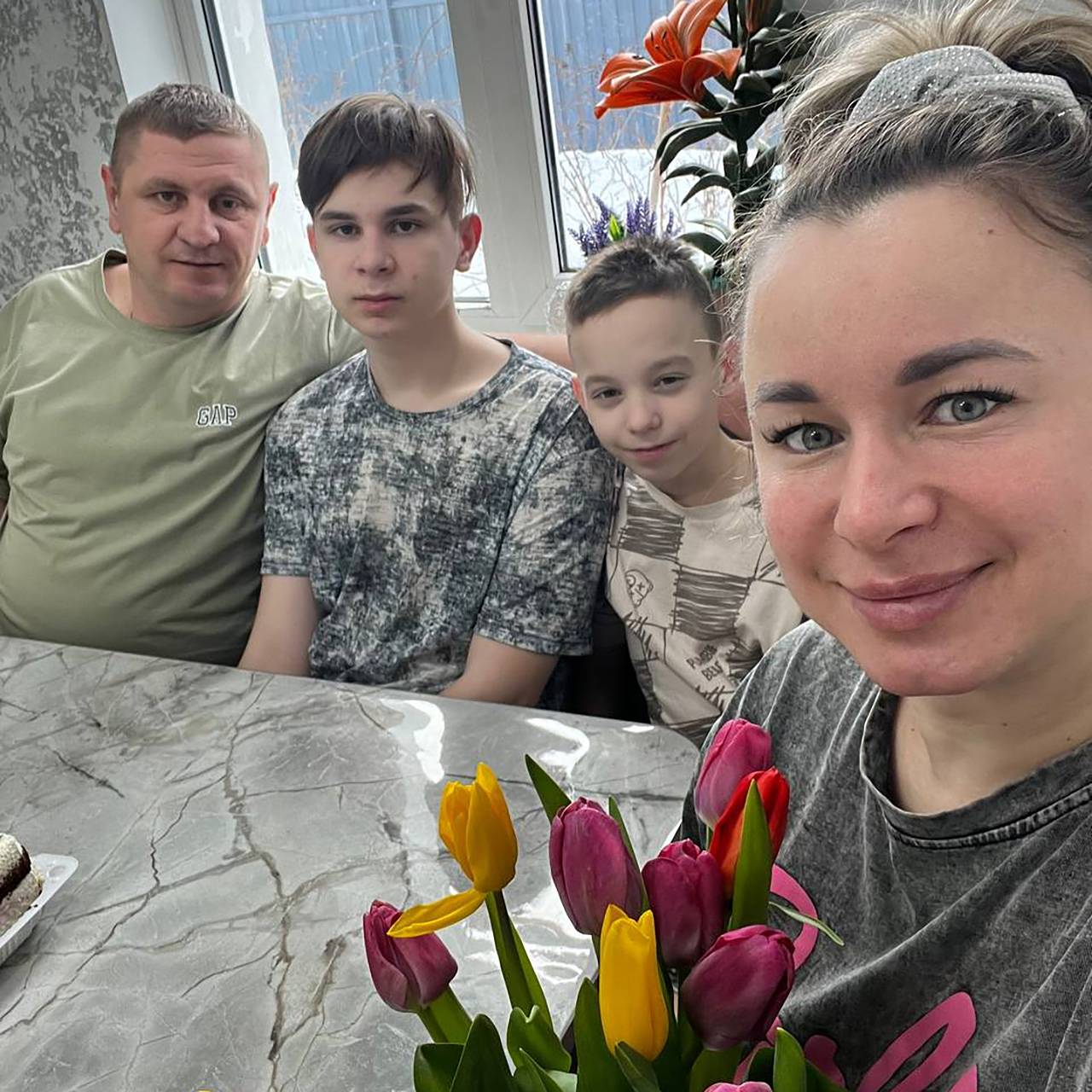 &laquo;Вижу эту семью чаще, чем свою&raquo;. Иностранцы признаются в любви обычной российской семье и мечтают попасть к ним в гости. Кто они?