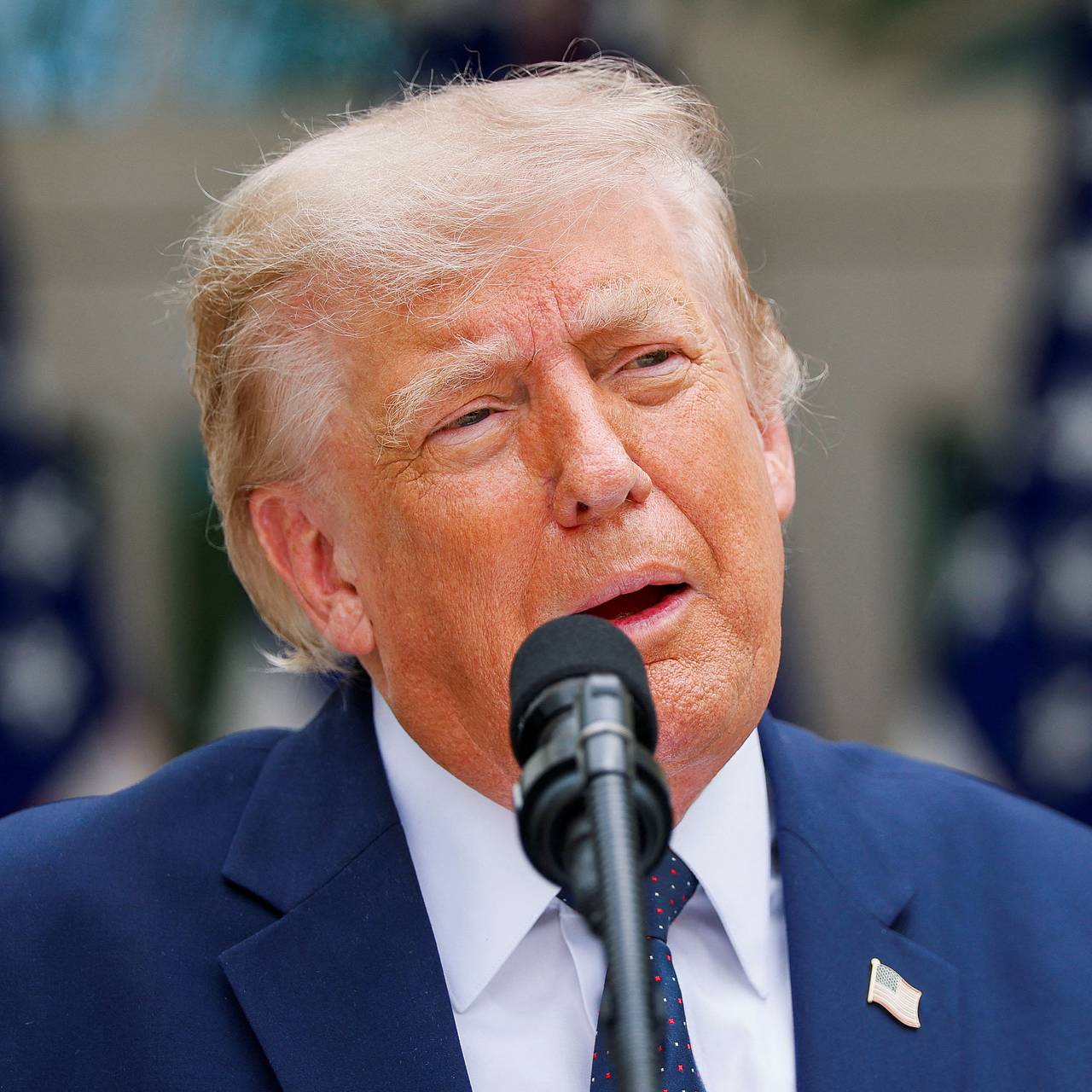 Трампа «по-дьявольски» забросали камнями в Иране