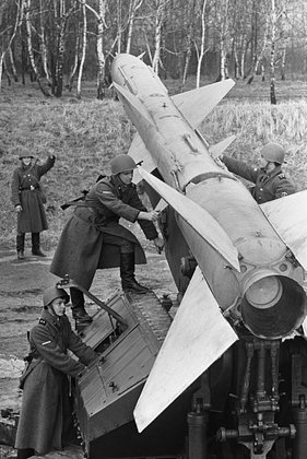 Военнослужащие у советского зенитно-ракетного комплекса С-75 «Двина» во время учений