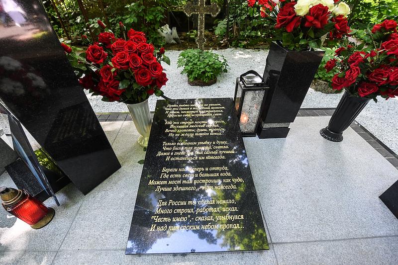 На&nbsp; памятнике покончившего с собой Старовойта появились стихи про честь