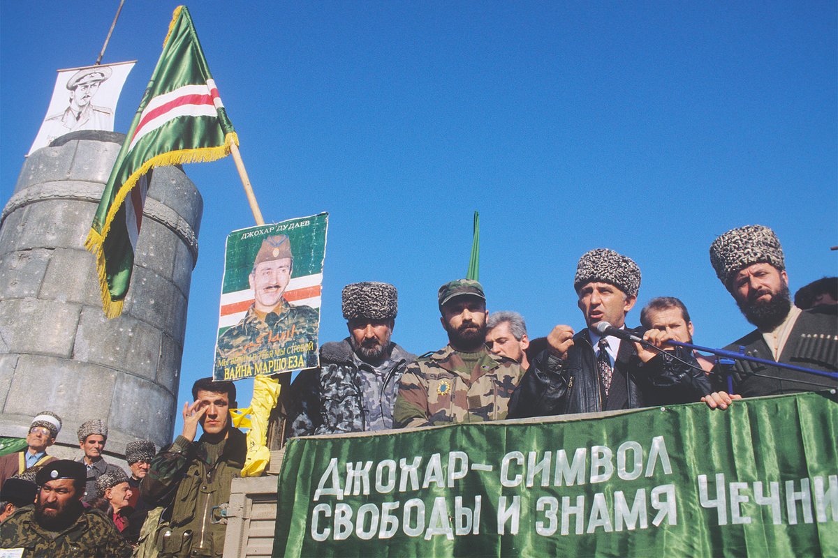 Басаев (слева) на митинге в Грозном