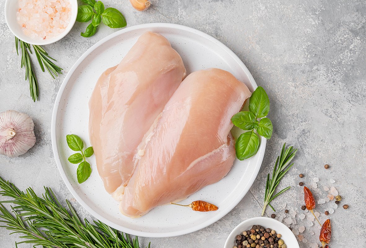 Свежая качественная охлажденная куриная грудка — равномерного бледно-розового цвета, слегка блестящая и не липкая